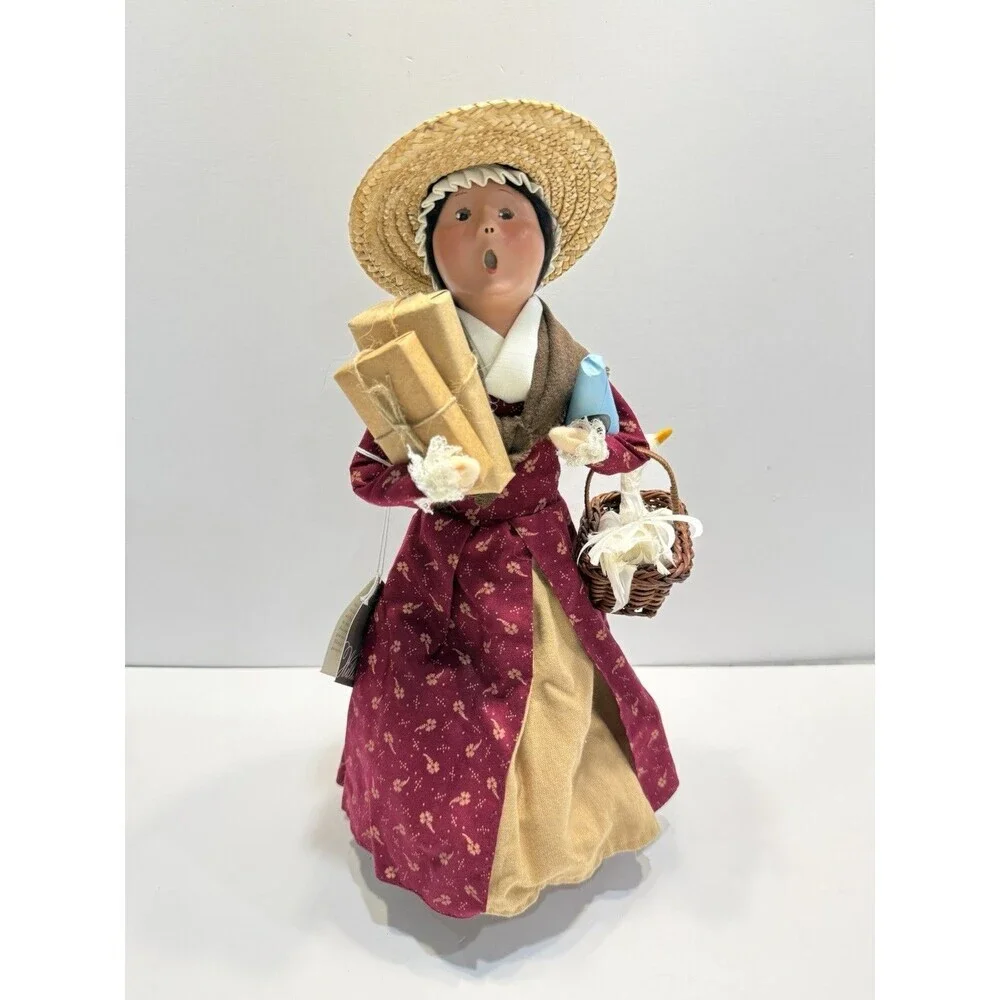 Byers Choice 2006 Williamsburg Woman Shopper Holding Basket Goose Candle Bread